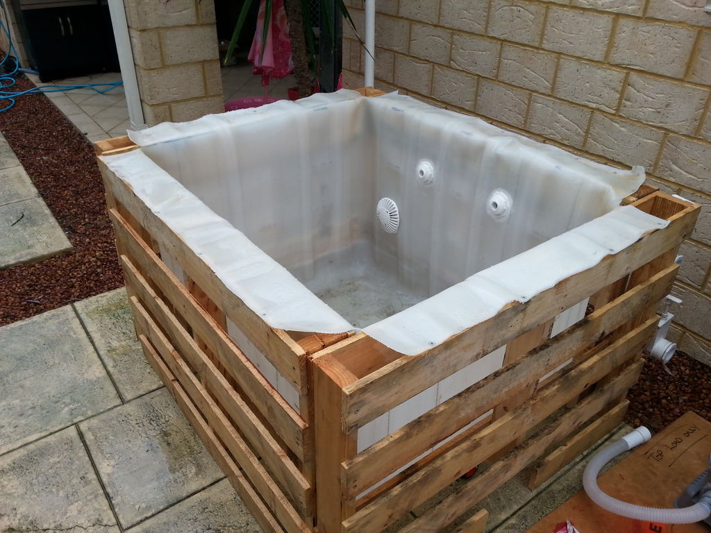 Make A Pallet Swimming Pool For Under $80